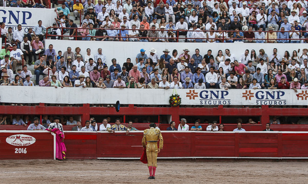 La montera en el aire