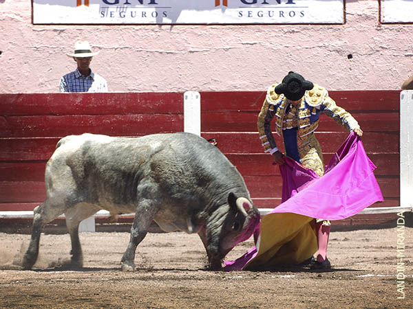 Leo Valadez a la ver�nica