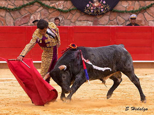 Esparza, dif�cil embestida