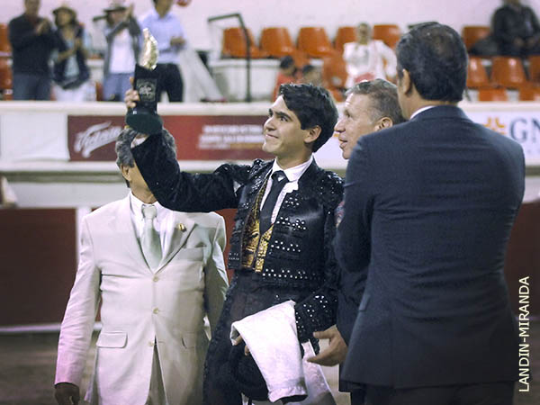 Los directivos entregan el trofeo