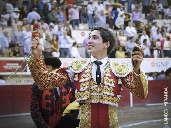 Armillita IV, paseando la oreja