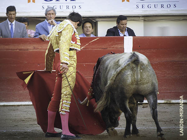 Izquierda con el sello de la casa