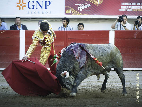 Ense�� una actitud encomiable