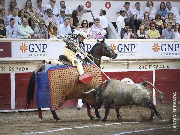 Jos� Prado lo prende del morrillo