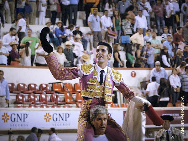 Dos orejas y salida en hombros