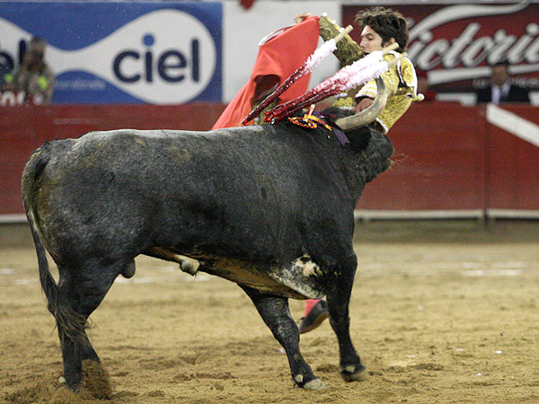 Lo enganch� a la salida