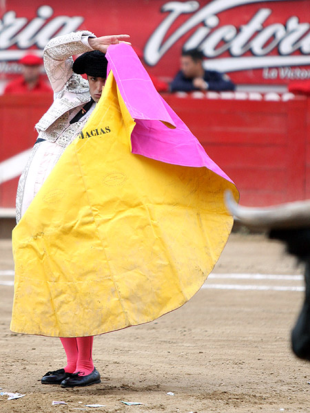 El capote a la espalda