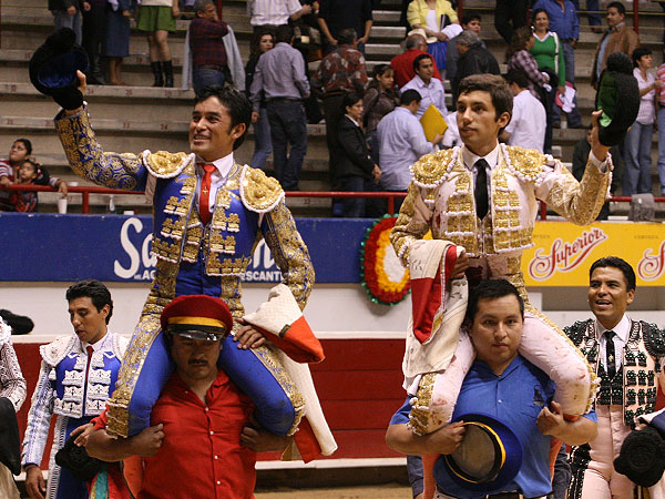 Los triunfadores a hombros