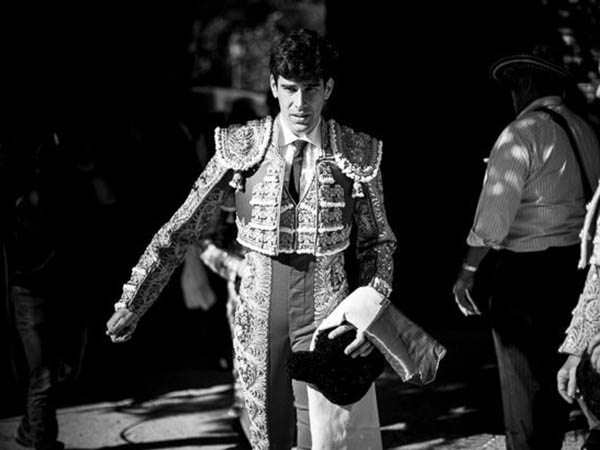 L�pez Sim�n, llegando a la plaza