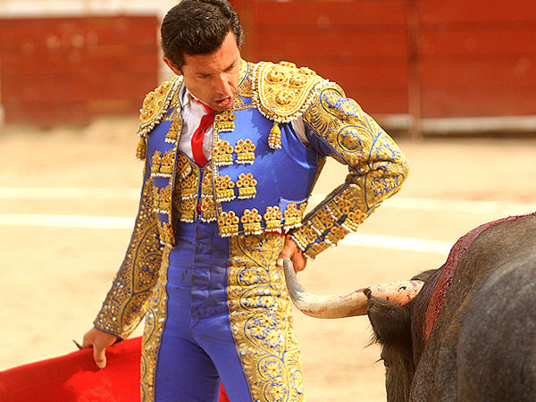 De luces frente al toro