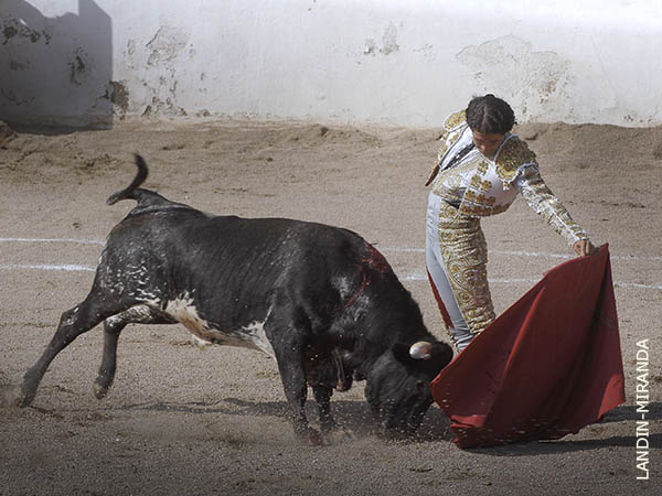 A pies juntos, por el izquierdo