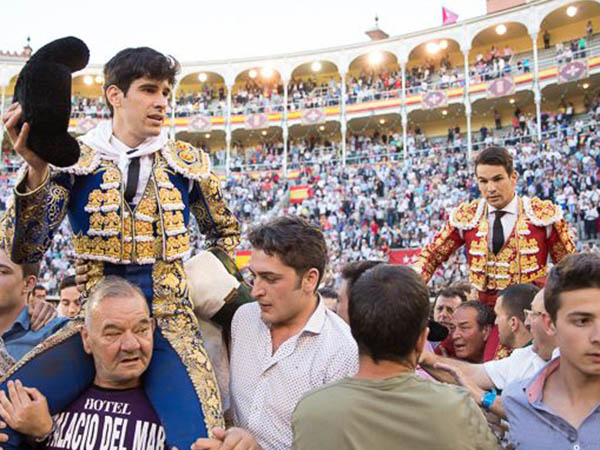 Ambos matadores en volandas
