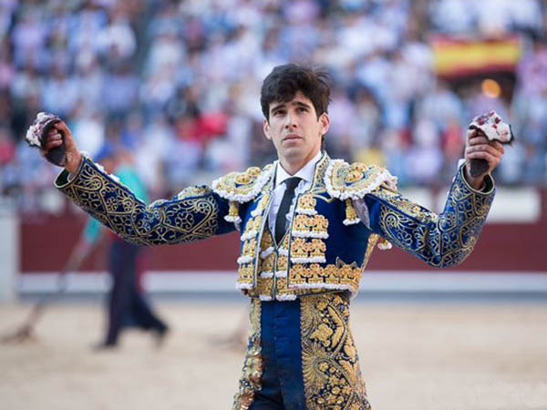 Dos orejas a L�pez Sim�n