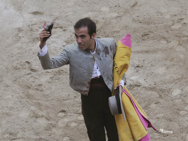 Ricardo Soto, oreja en mano