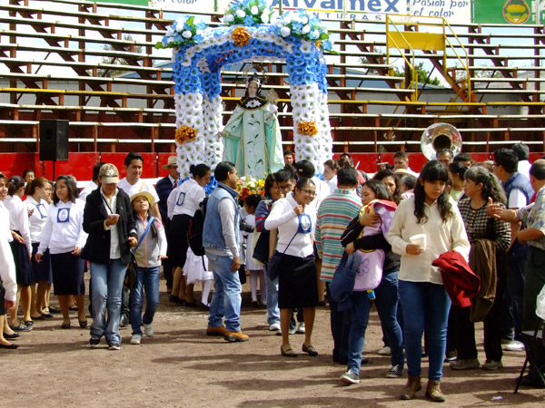 La procesi�n con la virgen