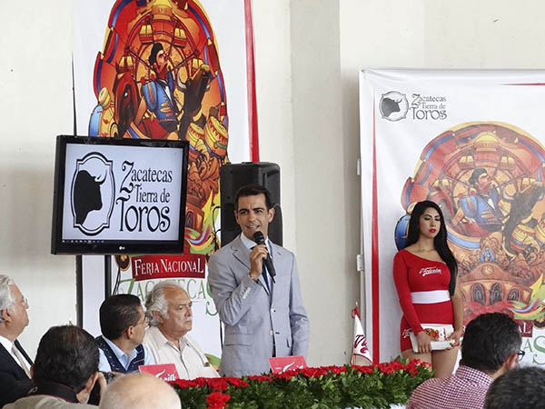 Arturo Mac�as, al micr�fono