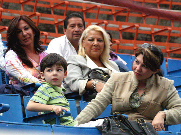 Familia y amigos en el tendido