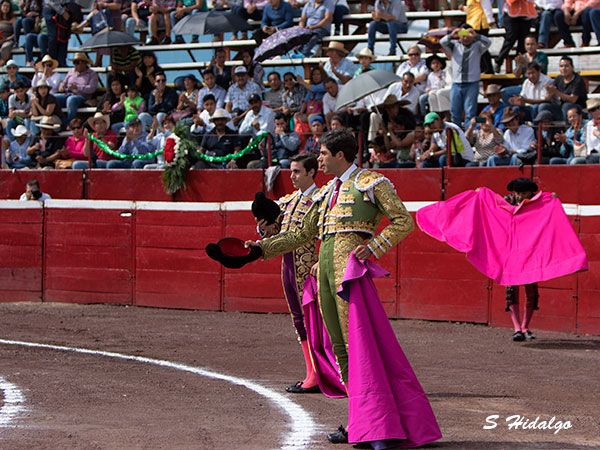 Saludando en el tercio
