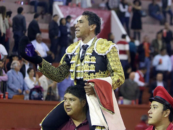 Triunfal despedida de Lalo