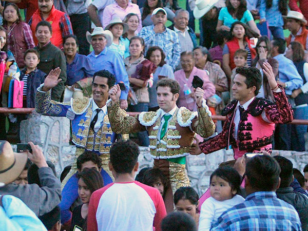 Los tres toreros a hombros