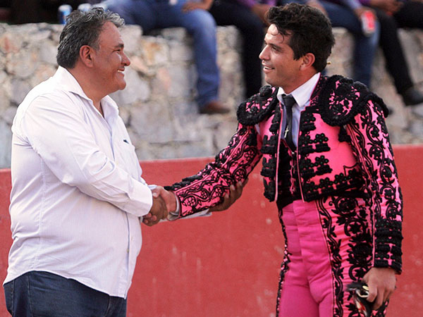 Felicitando al empresario �ngel