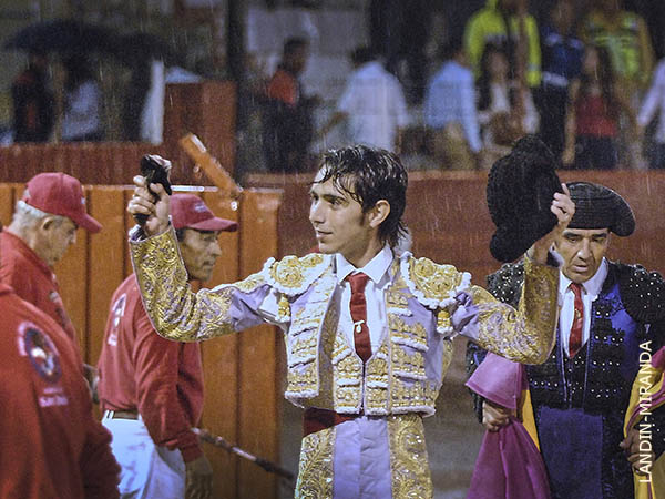 Abroch� su actuaci�n con oreja