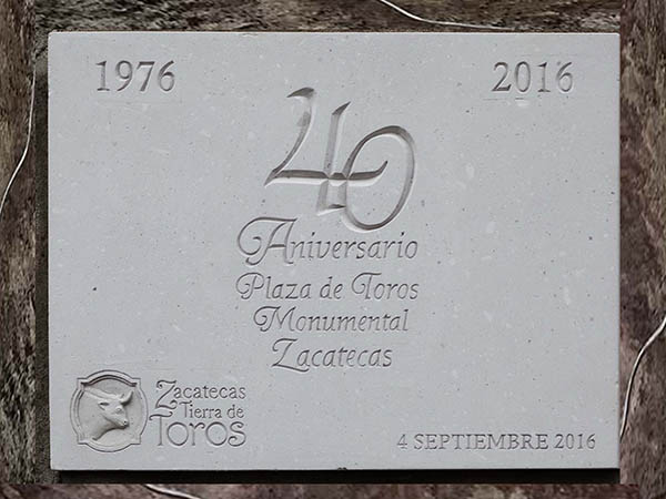 La placa conmemorativa