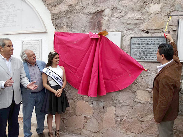 El gobernador devela la cantera