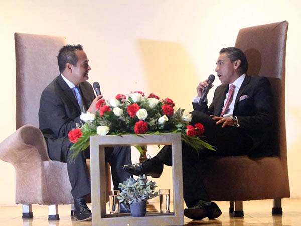 Charla de Memo Leal y el maestro