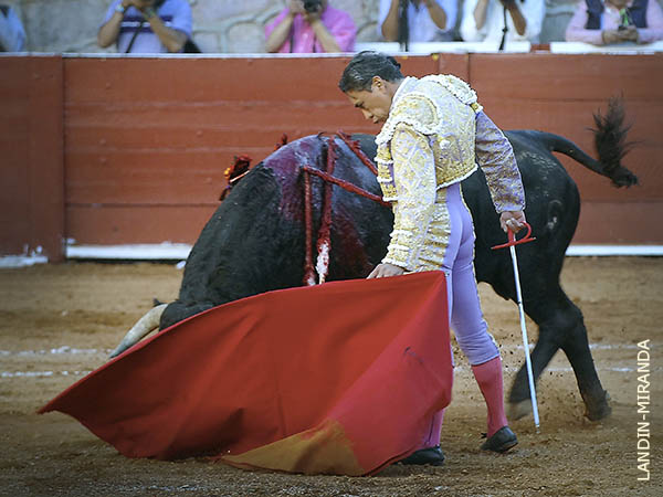 Demostr� su jerarqu�a y pundonor