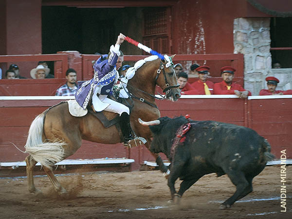 Jorge Hern�ndez abri� el festejo