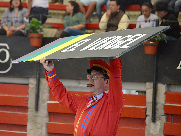 Sin soltar el tabaco