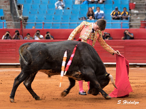 Llaguno, mostrando su clase