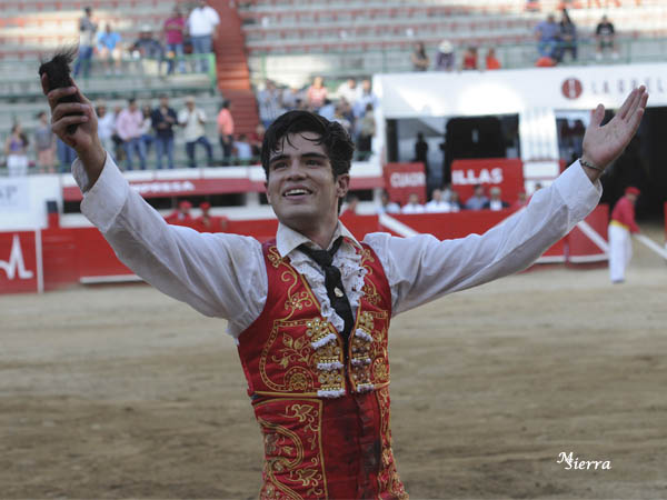 Oreja, y la algarab�a en la plaza