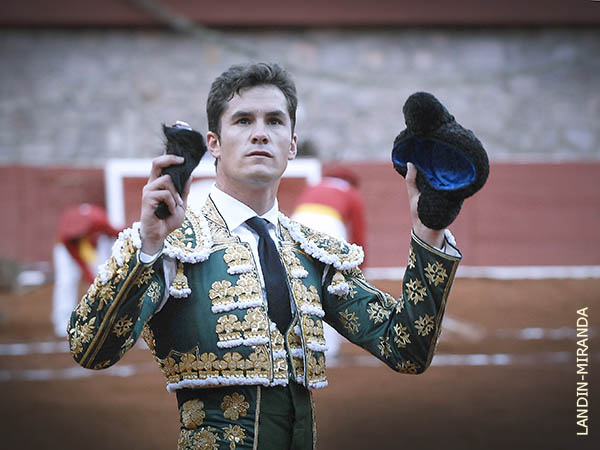 Super� al cartel con la espada