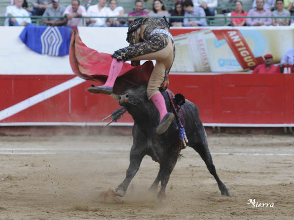 Le apunt� al muslo