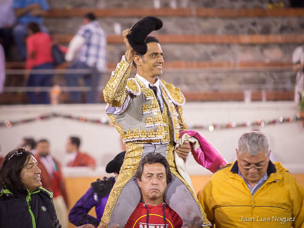 Dos orejas y salida en volandas