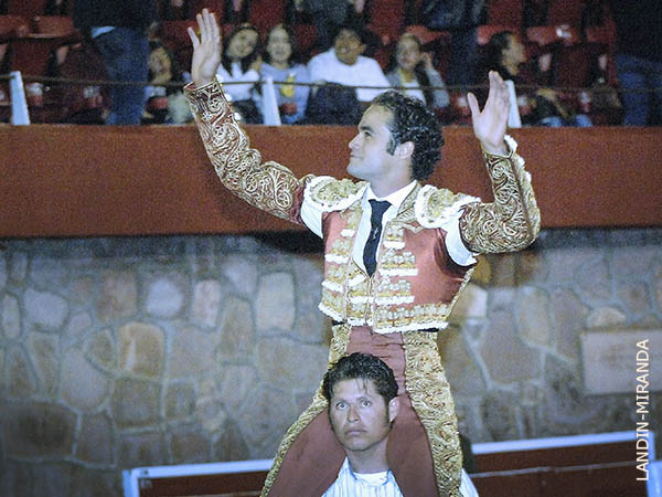 Tres orejas y volandas