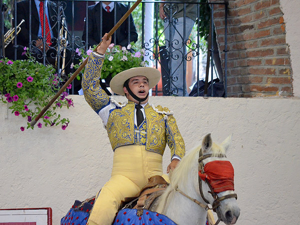 Omar Morales, ech�ndole tipo