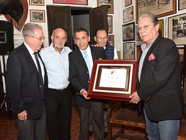 Los pe�istas con el maestro