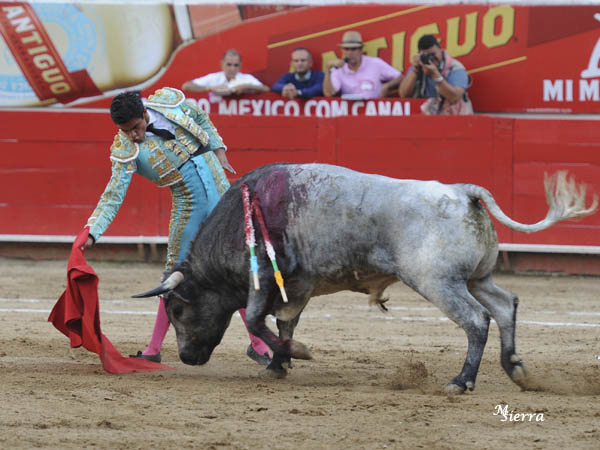 Muy por bajo, someti�ndolo