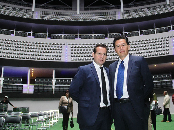 J�venes empresarios y amigos