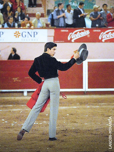 Elegante traje corto