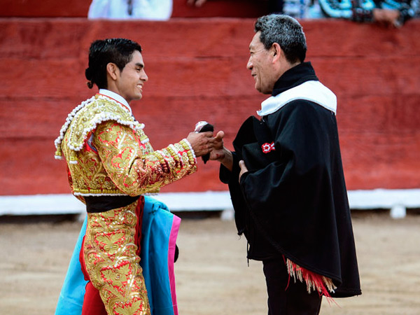 El peruan local recibiendo la oreja
