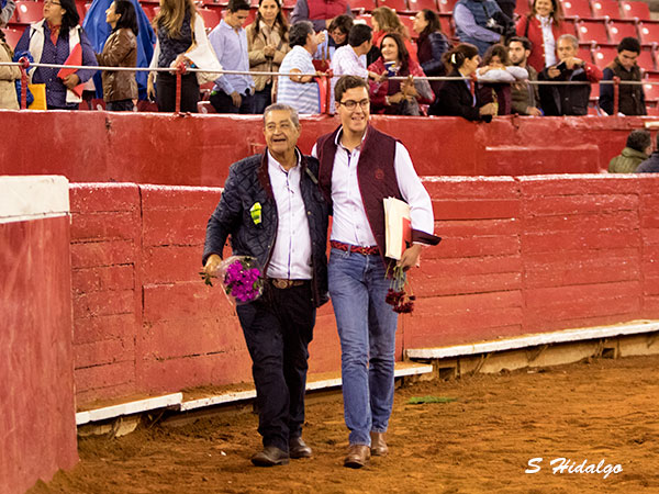 Justa vuelta triunfal del ganadero