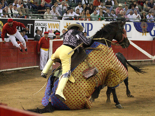 H�ctor Cobos, cayendo