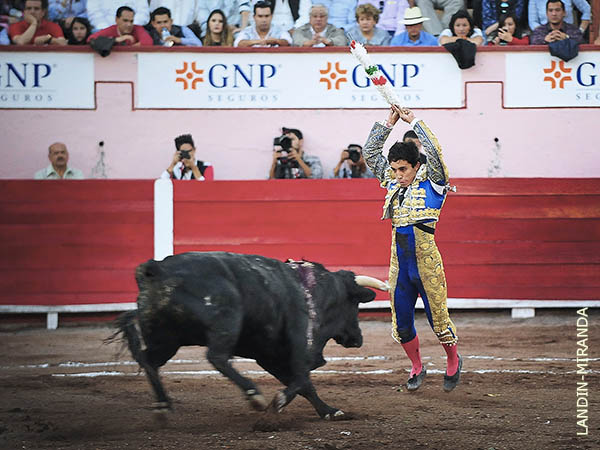 �l mismo tom� las banderillas