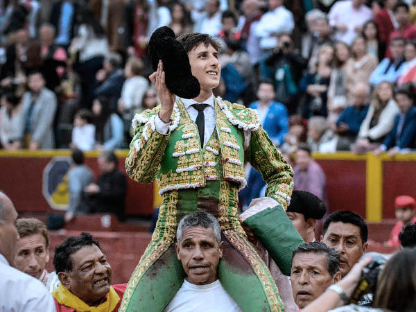 Roca Rey en volandas