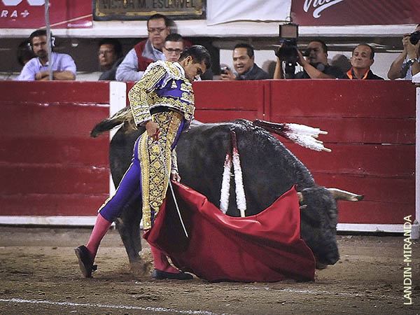 Se refugi� en el tercio, por viento