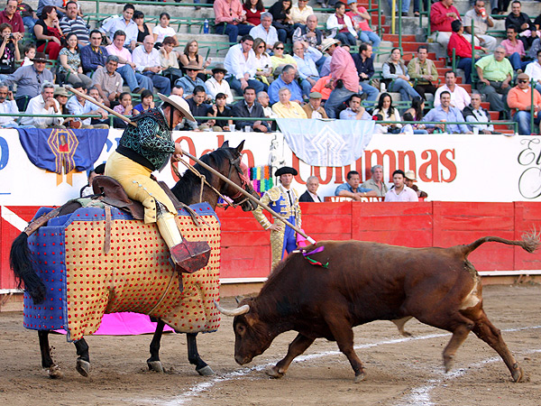 Juan Pablo Gonz�lez, deteniendo